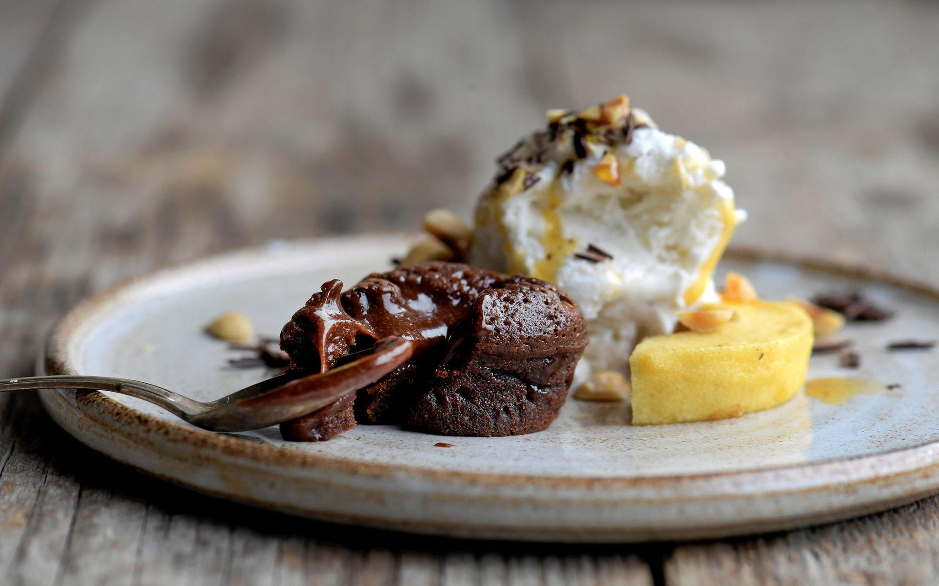 Varm chokladbakelse får sällskap av karamellbakade höstäpplen, rostade nötter och krämig vaniljglass.