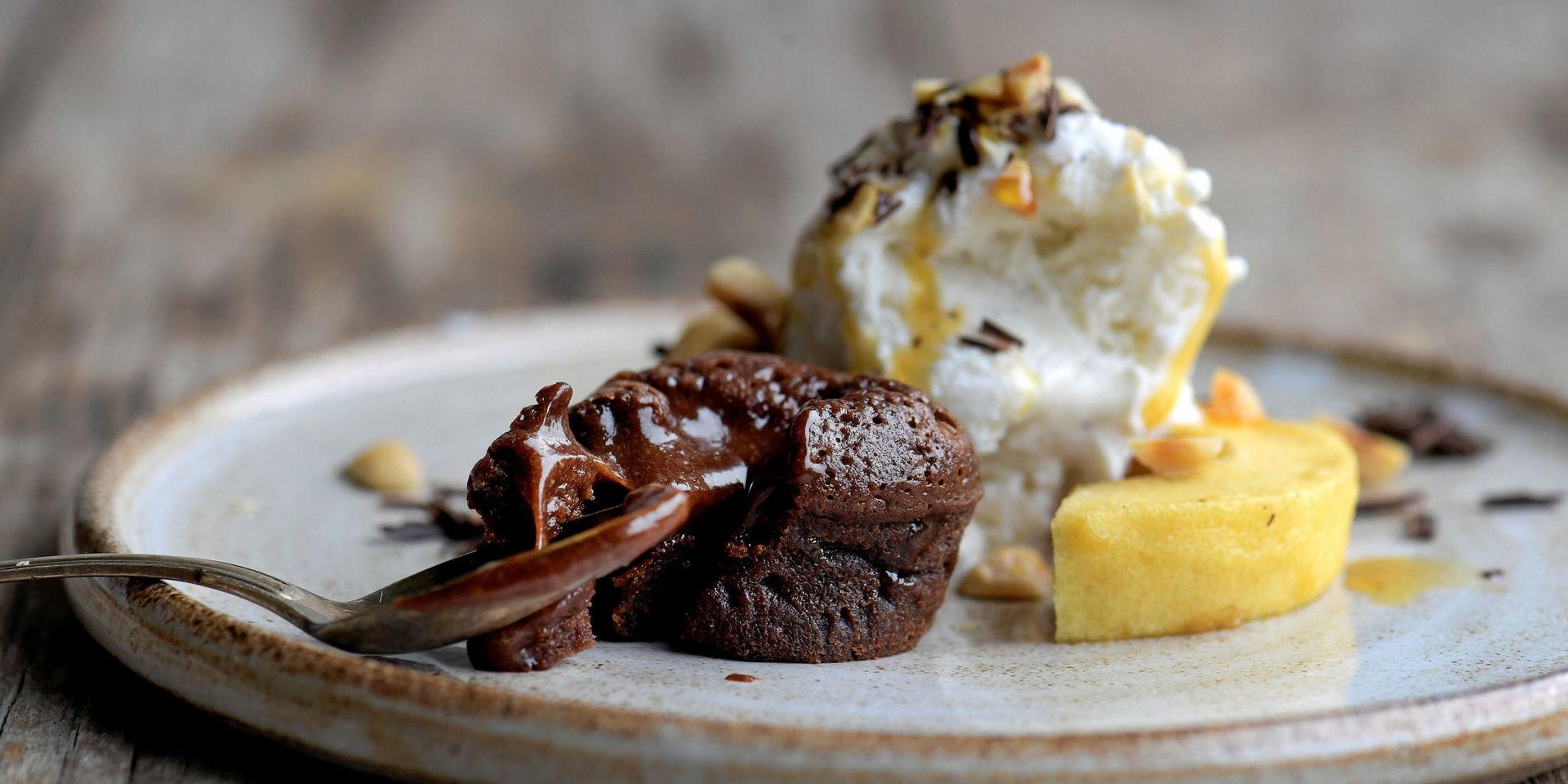 Varm chokladbakelse får sällskap av karamellbakade höstäpplen, rostade nötter och krämig vaniljglass.