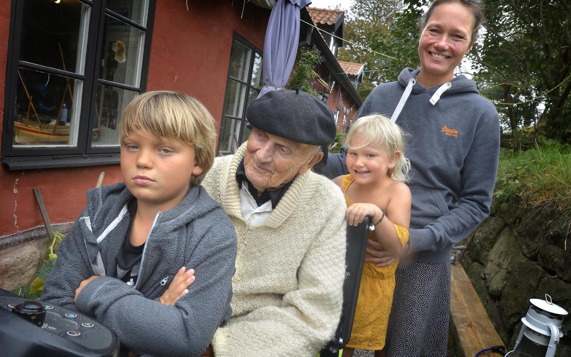 Hela gånget. Sonen Jack, morfar Bernt, dottern Enya  och mamma Josefina. 94 år skiljer mellan äldst och yngst.