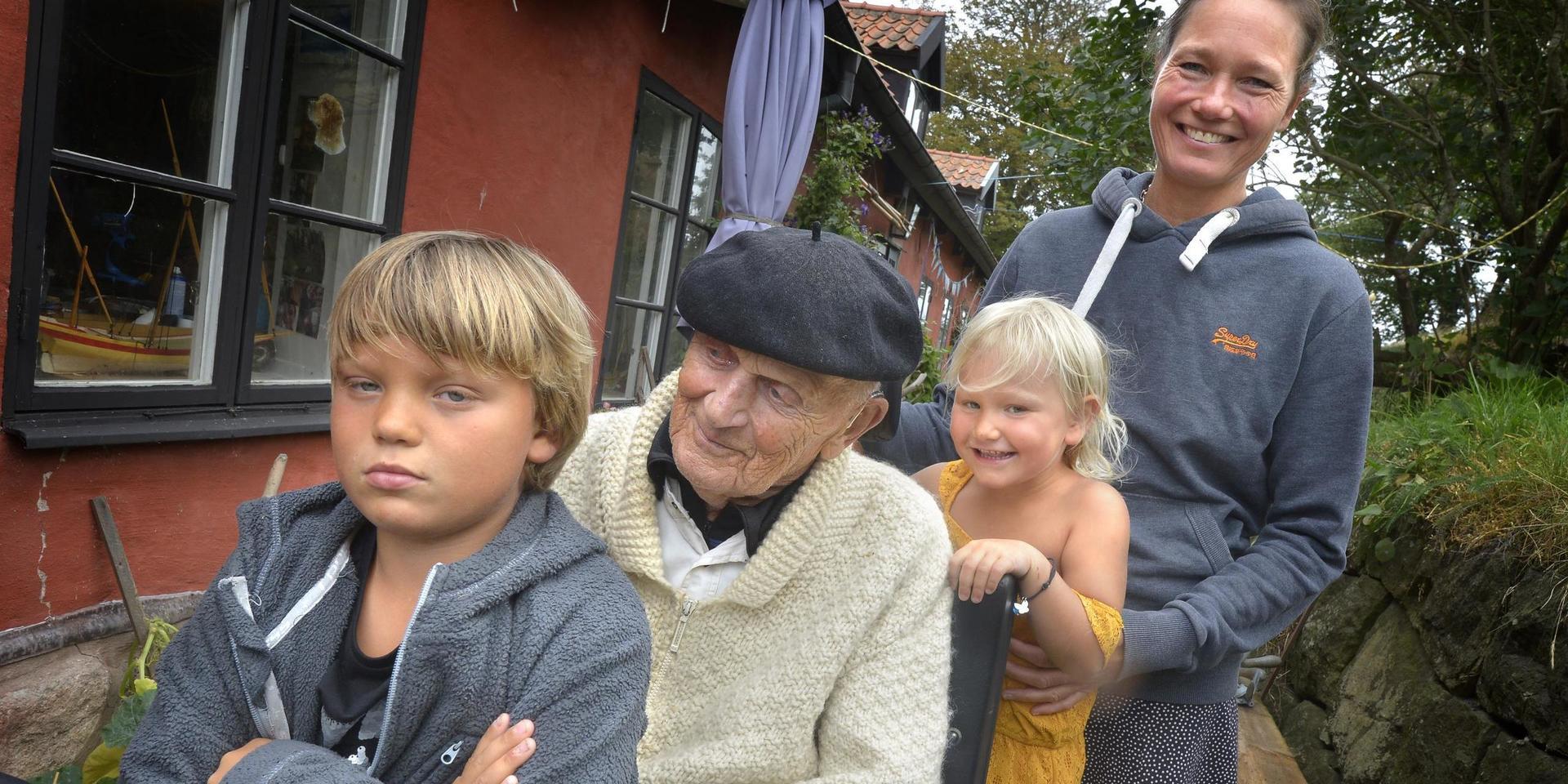 Hela gånget. Sonen Jack, morfar Bernt, dottern Enya  och mamma Josefina. 94 år skiljer mellan äldst och yngst.