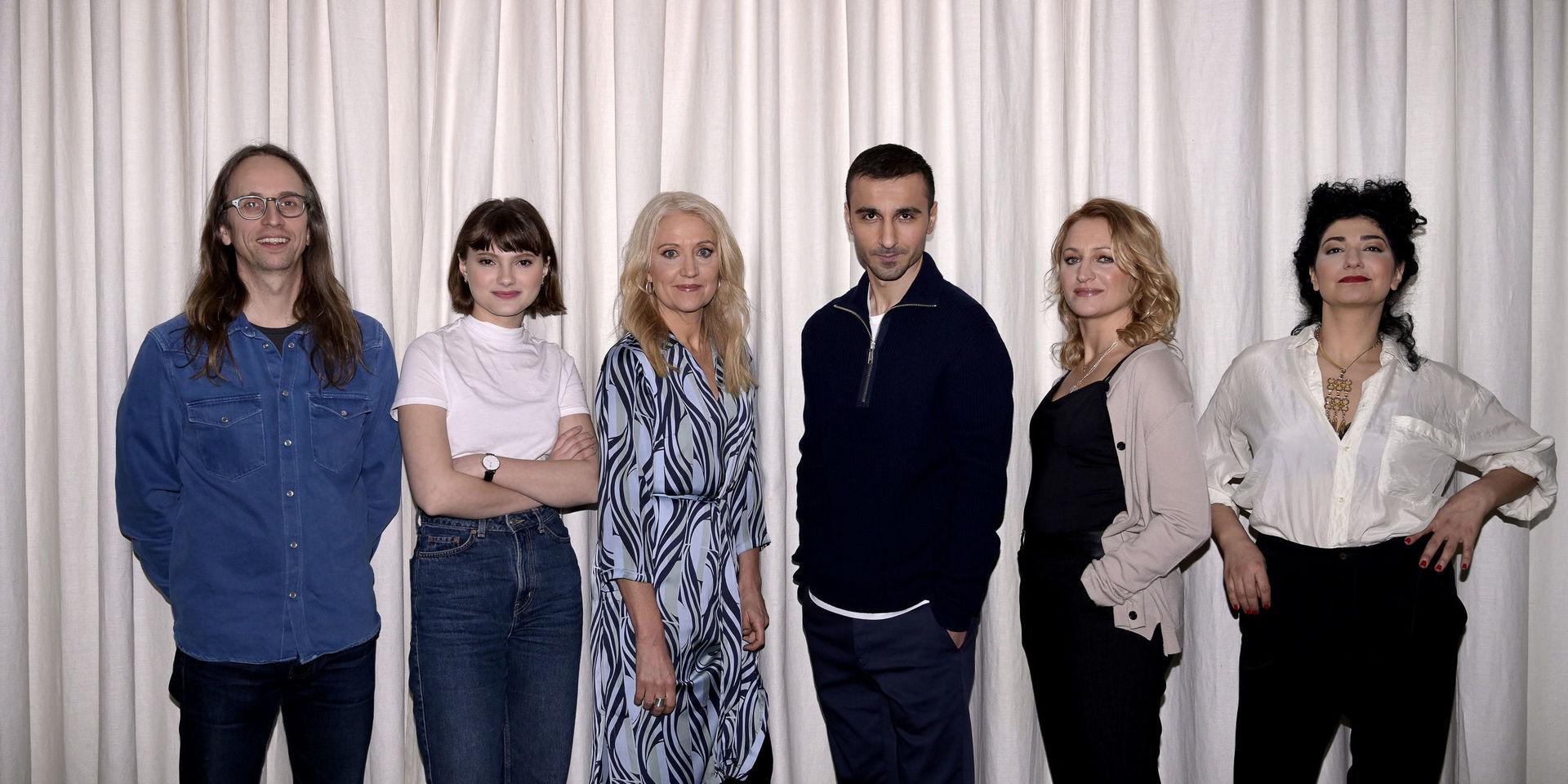 SVT:s nya serie 'Dejta' följer Ella och människor i hennes omvärld. Här syns regissören Jens Sjögren och skådespelarna Nova Waldfogel, Klara Zimmergren, Peshang Rad, Maria Sundbom Lörelius och Bahareh Razekh.