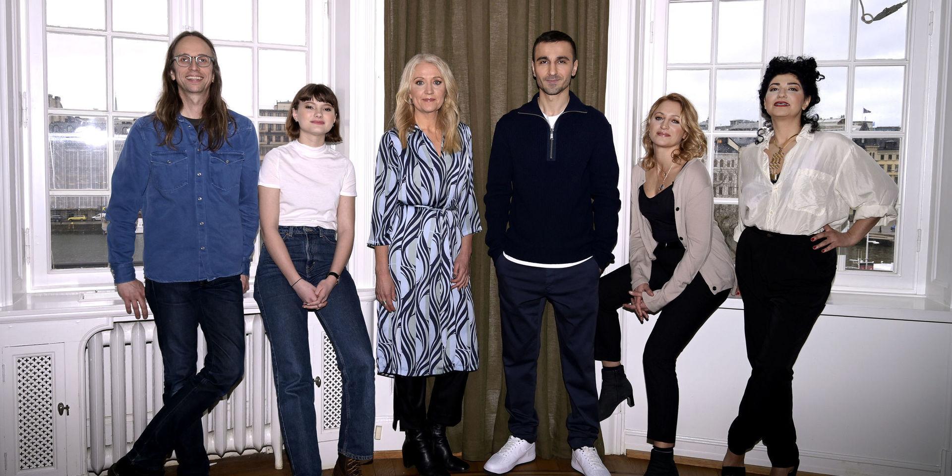 Regissören Jens Sjögren med skådespelarna Nova Waldfogel, Klara Zimmergren, Peshang Rad, Maria Sundbom Lörelius och Bahareh Razekh från nya tv-serien 'Dejta'.