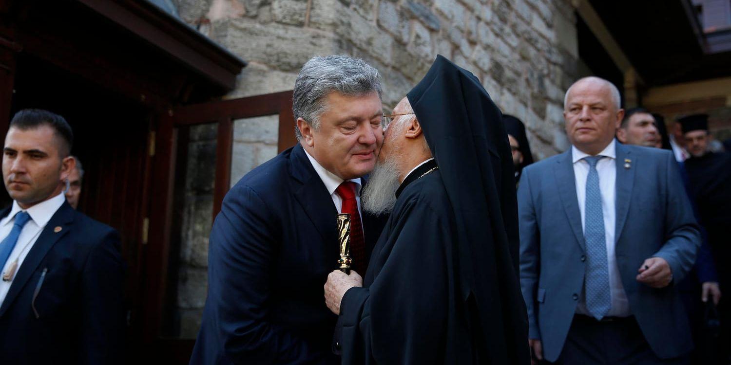 Patriark Bartholomeus I kysser Ukrainas president Petro Porosjenko farväl efter deras möte i Istanbul.