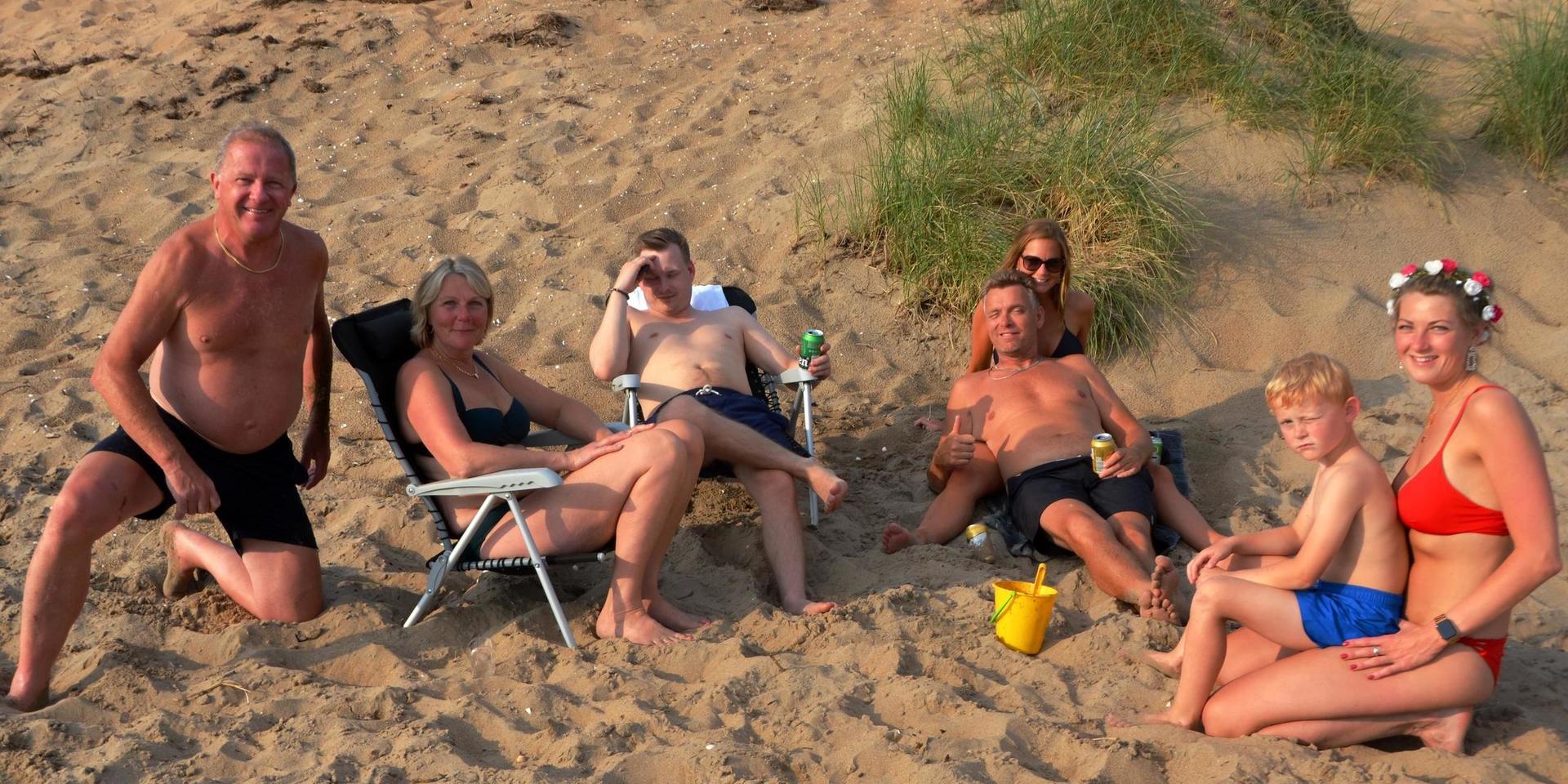 Tommy Andersson, Britt-Louise Andersson och syskonen Andersson med respektive njöt av en härlig midsommarafton på Skrea strand.