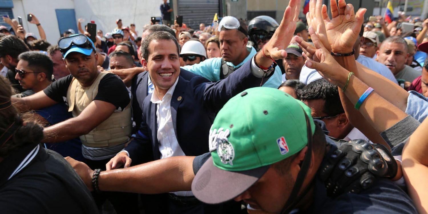 Oppositionsledaren Juan Guaidó bland anhängare i Caracas på tisdagen.