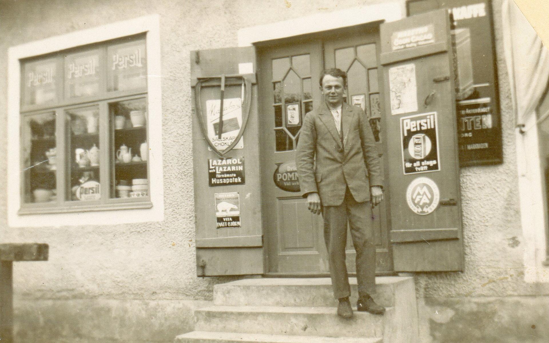 Ivar Nilzén drev sin affär på Hedesand. Han kom till före detta Cigarrlådan när Linnebolaget gått i konkurs omkring 1923.