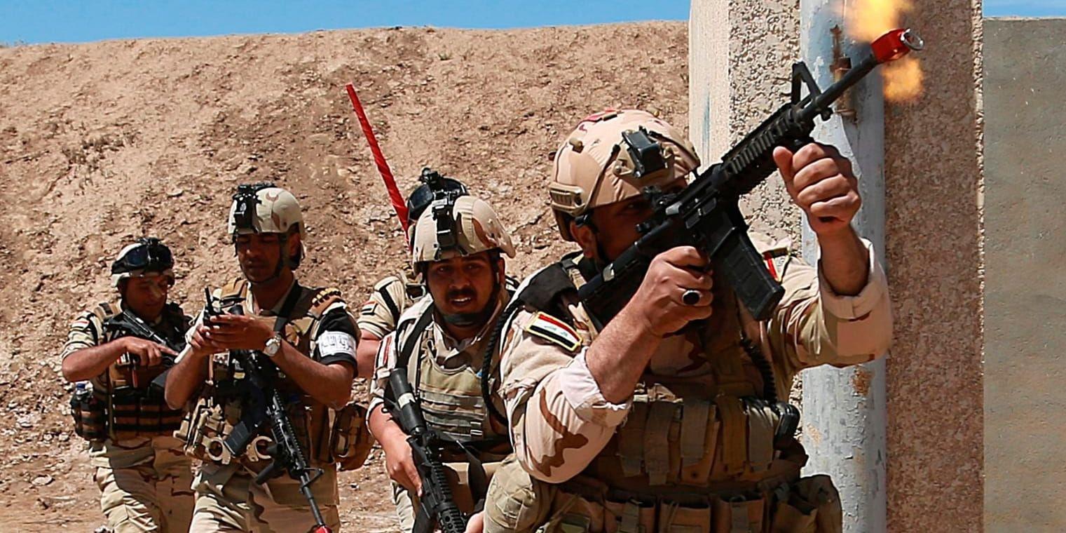 Irakiska soldater under en träningsinsats tillsammans med soldater ur den USA-ledda militäralliansen som bekämpar IS i Irak och Syrien. Arkivbild.