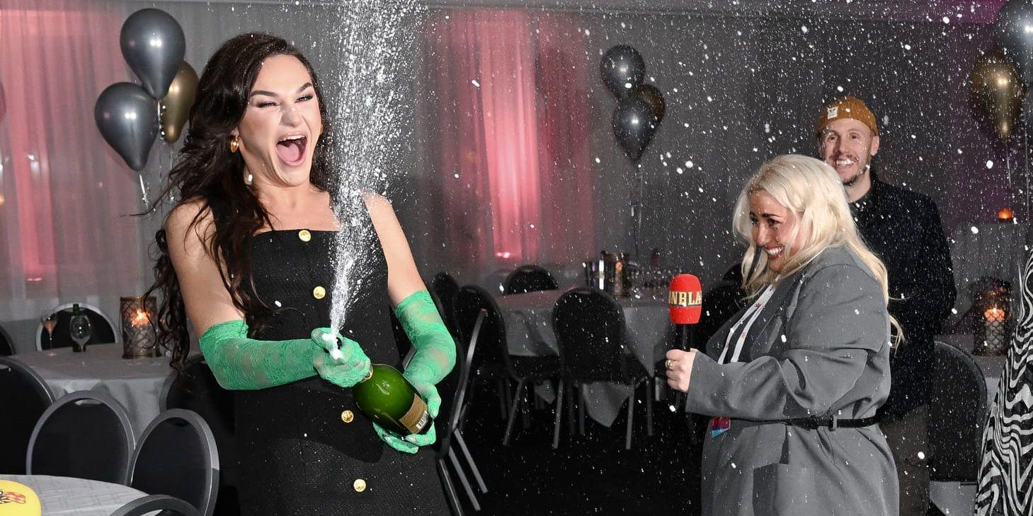 Tone Sekelius firade med traditionsenligt champagnesprut på efterfesten i efter deltävlingen i Göteborg.