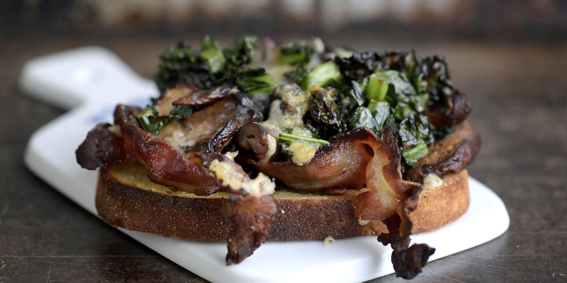 En svampmacka sitter aldrig fel. Spetsad med bacon, kål och Västerbottensost blir det en hel middag.