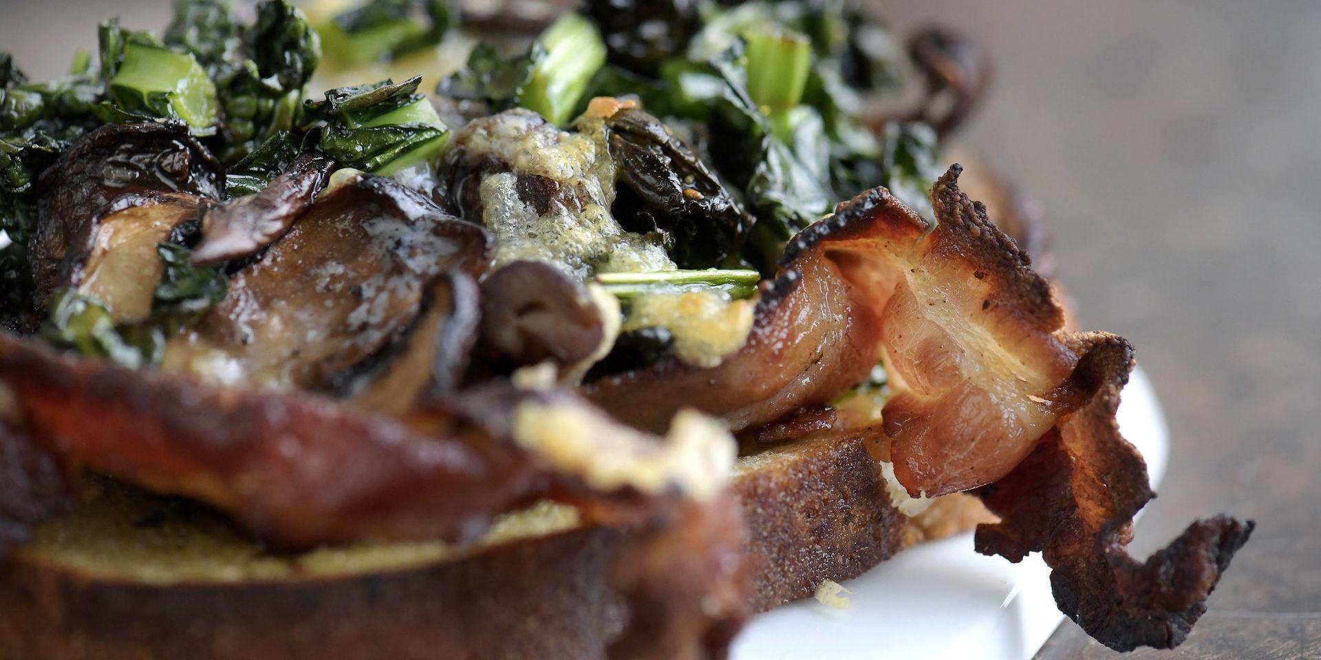 En svampmacka sitter aldrig fel. Spetsad med bacon, kål och Västerbottensost blir det en hel middag.