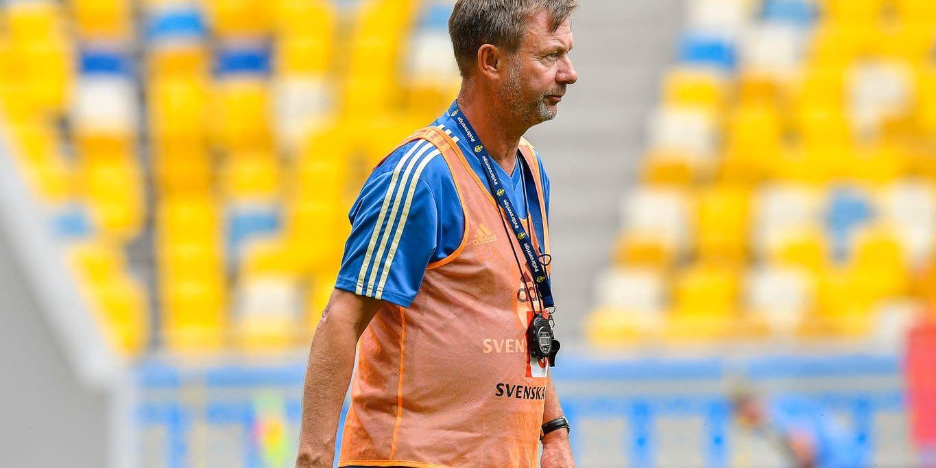 Sveriges förbundskapten Peter Gerhardsson under gårdagens träning i Lviv inför fotbollslandslagets VM-kvalmatch borta mot Ukraina.