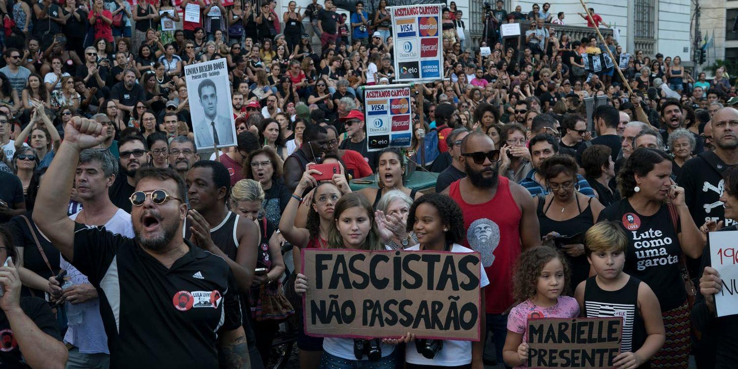 Brasilianare protesterade under söndagen.