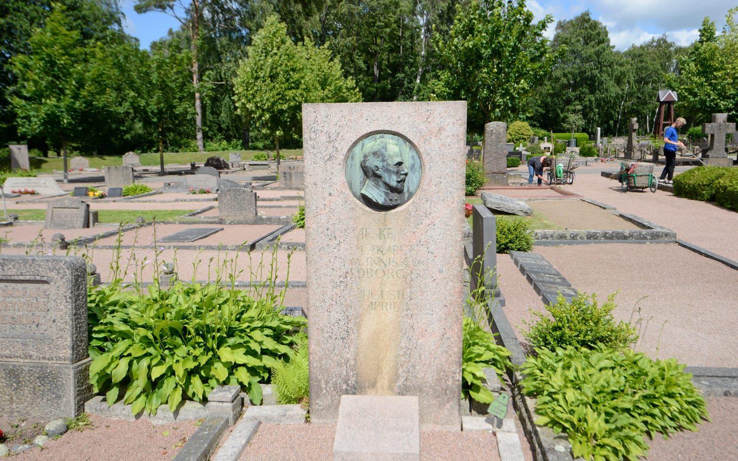 Gravstenen. Här på Kapellkyrkogården i Falkenberg är Gustaf Krikortz begravd, en pionjär i bekämpandet av tuberkulosen. Bild: Håkan Bergström