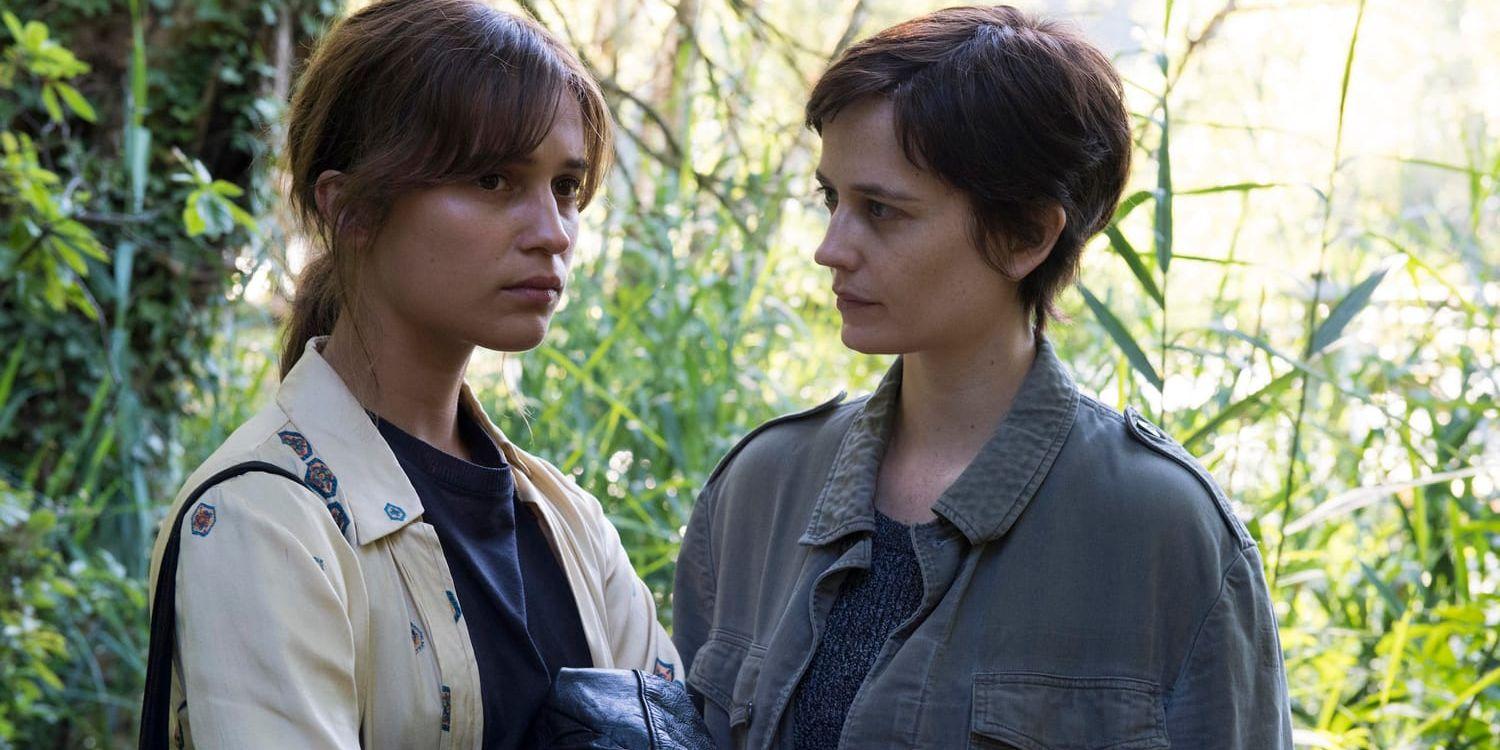 Systrarna Ines och Emelie (Alicia Vikander och Eva Green) reser till ett mystiskt hotell i de schweiziska skogarna, där de tillsammans upplever en dramatisk vecka, i Lisa Langseths film ”Euphoria”. Pressbild.