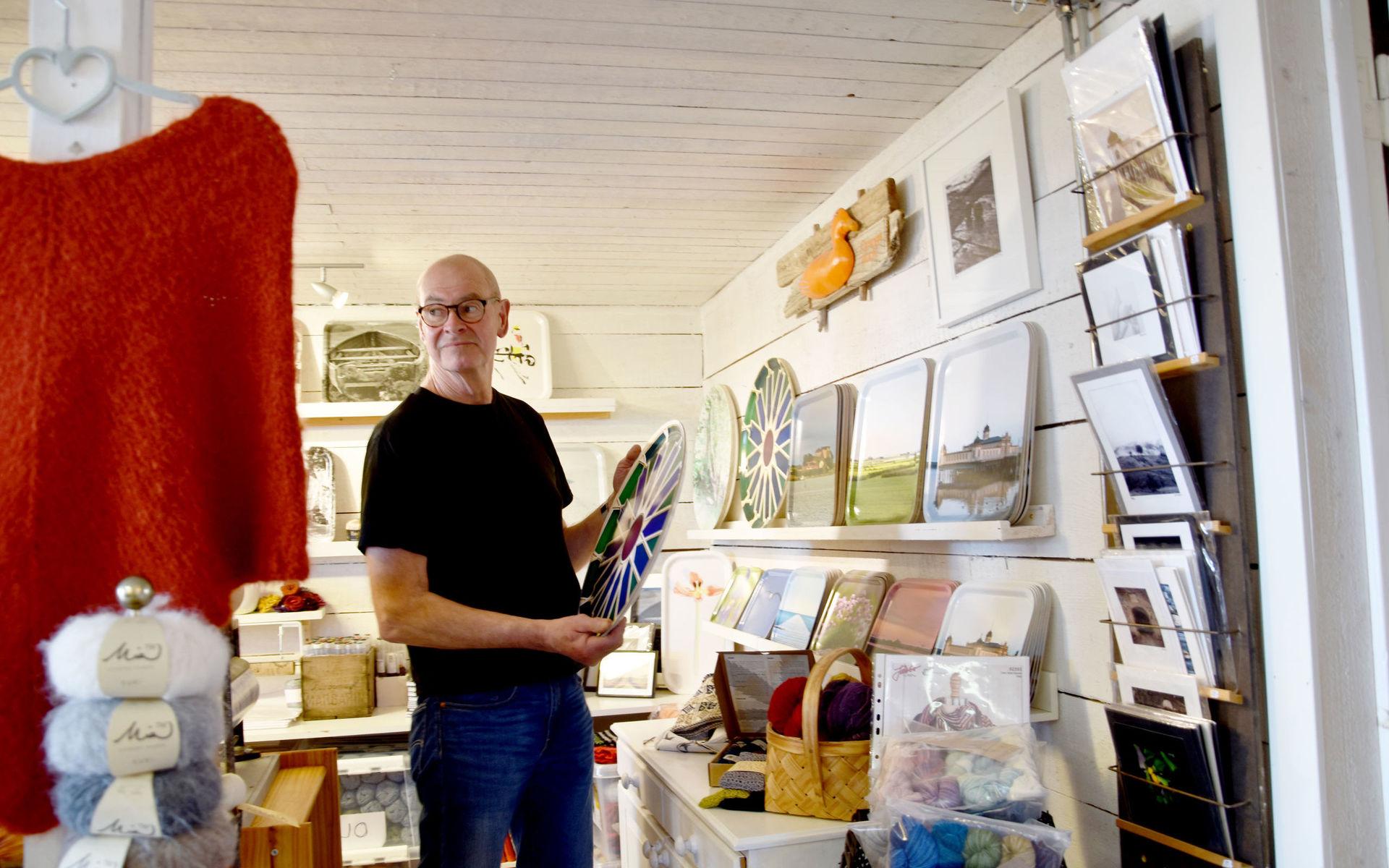 Lennart har sysslat med konst sedan 1970-talet och står för fotografier och konst på gården.