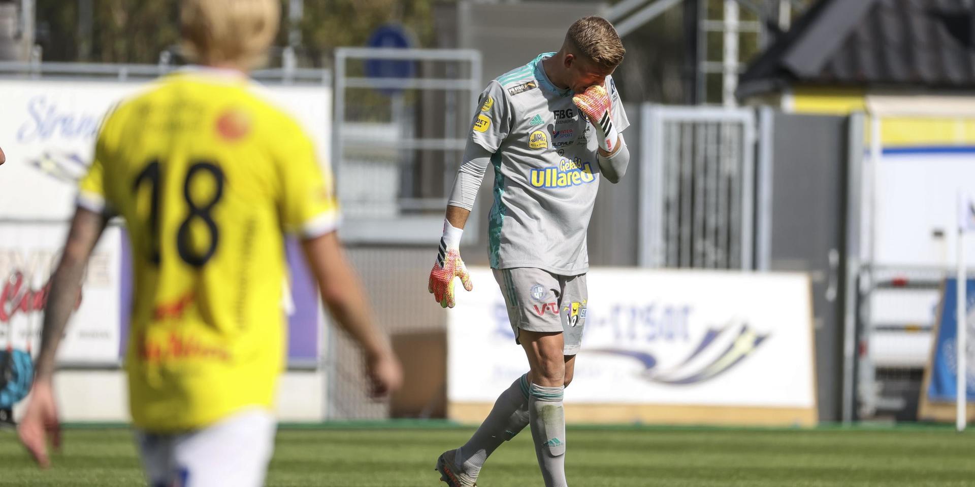 Falkenbergs målvakt Johan Brattberg blir utvisad efter en frilägesfällning under lördagens allsvenska fotbollsmatch mellan Falkenbergs FF och Östersunds FK på  Falcon Alkoholfri Arena
.