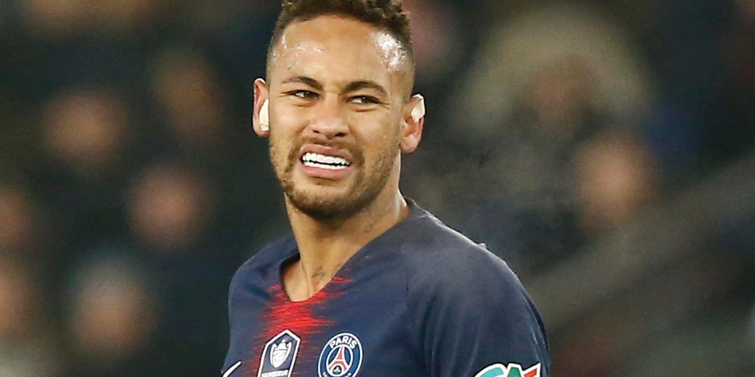 Neymar skadade foten i Paris SG:s cupmatch mot Strasbourg.