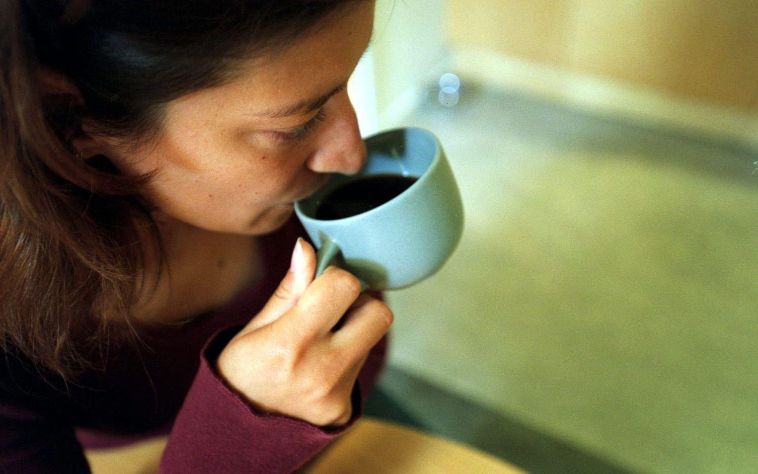 Många dricker kaffe för att motverka trötthet när de egentligen borde få mer sömn. En färsk studie visar att kaffets uppiggande effekt bara biter på nattsuddare tre dagar på raken. Efter det slutar kroppen reagera på koffeinet och det enda som fungerar är att ta igen den förlorade sömnen.