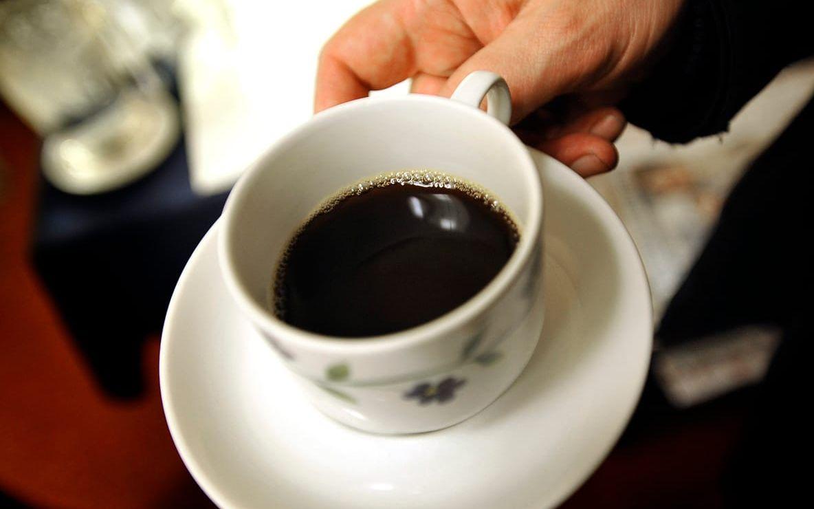 Kaffe har visat sig motverka skrumplever. I en studie som sträckte sig över 19 år fann forskare att personer som drack minst två koppar kaffe om dagen halverade risken för att drabbas av leversjukdomen.