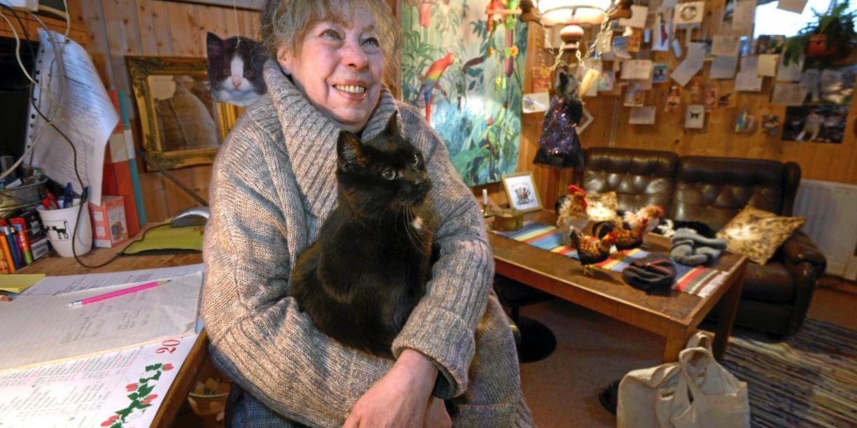 Lena Rolfsdotter har ordnat ett hemlikt kattpensionat i ett av gårds­husen. Alla besökande katter har eget rum och vaktmästarkatten Klas kommer gärna på besök.