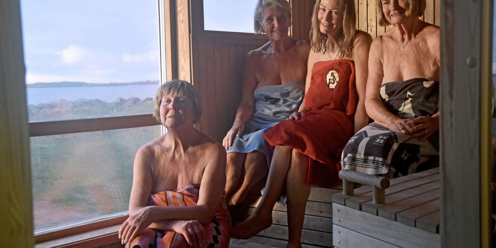Ulla Sundbaum, Monica Christensen, Ingela Andersson (bakre raden) och Pia Nordin (främre raden) är några av stammisarna i Skarpe Nords bastu.