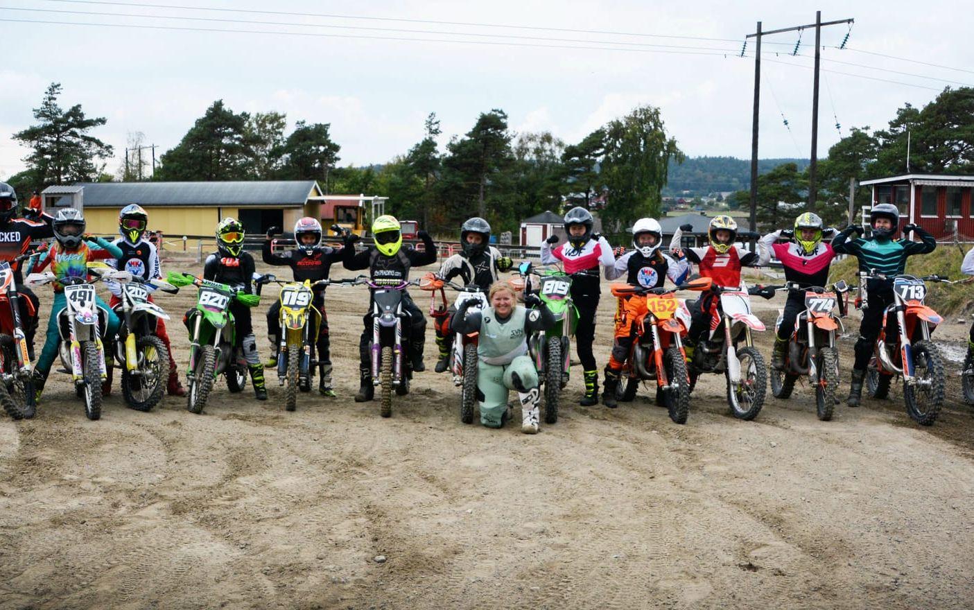 För att locka fler tjejer till att börja med motocross satsar Varbergs motorklubb på separata läger för tjejer.
