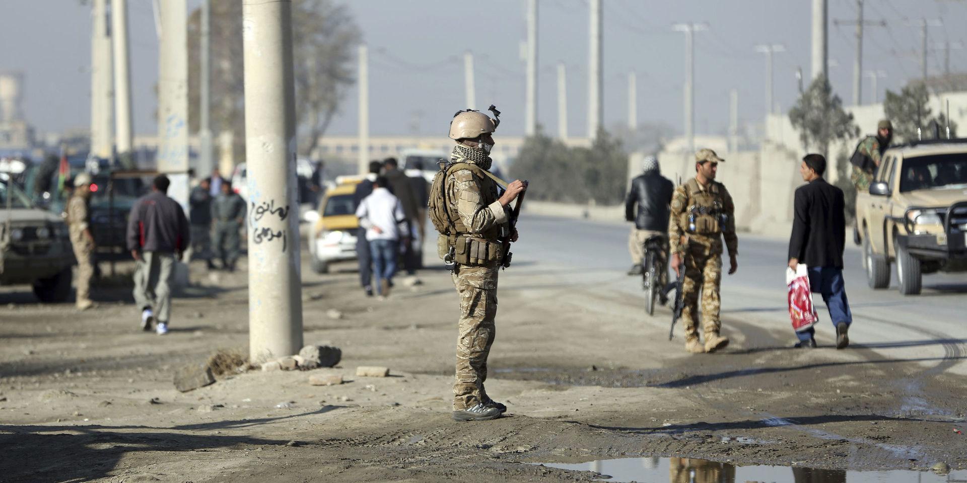 Åren 2015-2019 dog 12 000 barn i Afghanistan och det tredje kvartalet 2019 beskrivs som det blodigaste i landet på tio år, skriver insändarskribenten. Bilden visar säkerhetsstyrkor efter att grantater kastats mot militärens träningscenter i Kabul i Afghanistan den 18 november i år.