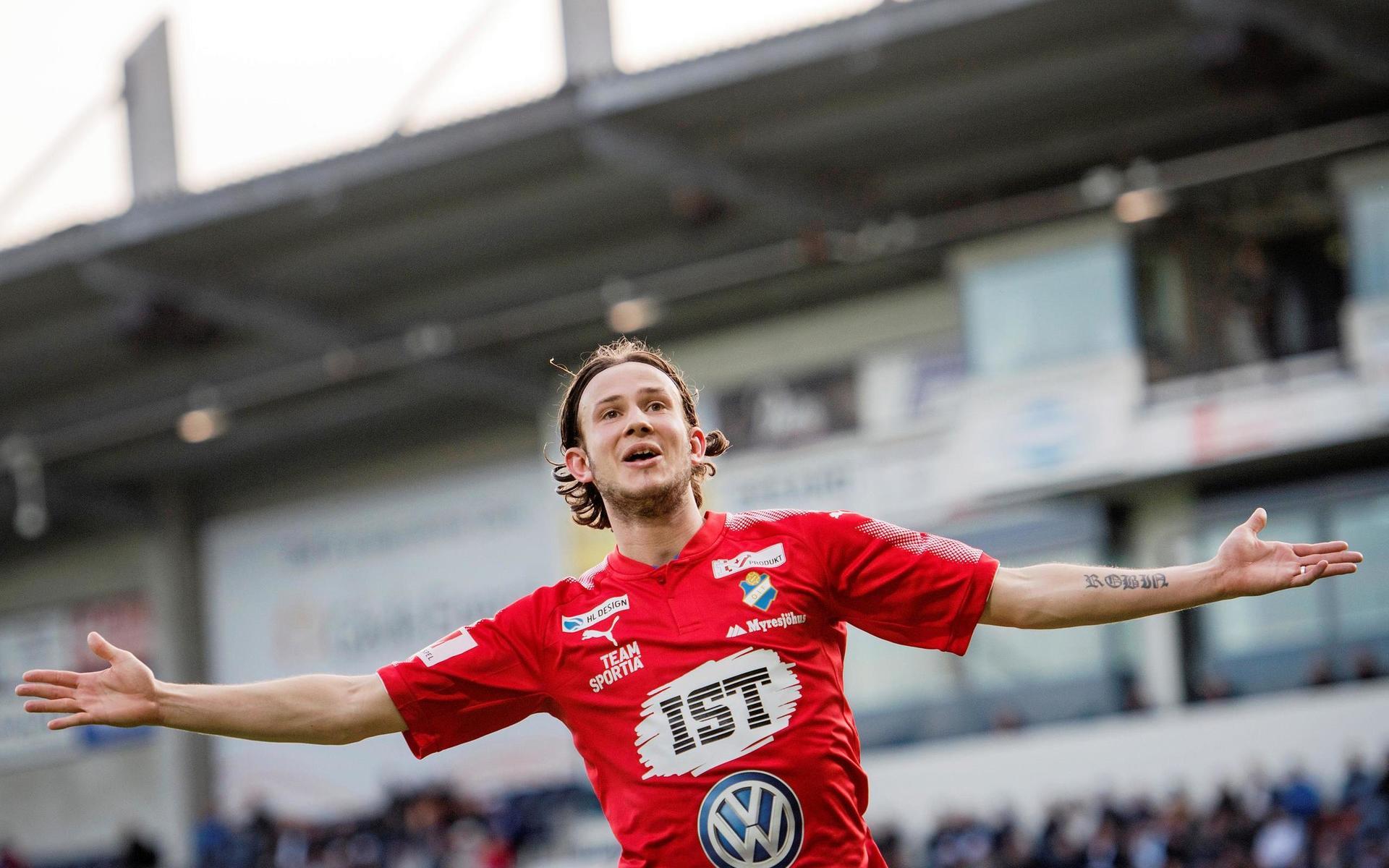 Robin Östlind gör 0-3 och jublar under fotbollsmatchen i Superettan mellan Gefle och Öster den 18 maj 2017 i Gävle.