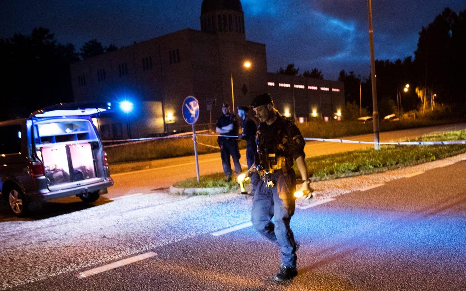 Tre män har blivit skjutna i Göteborg och är förda med ambulans till sjukhus. Bilder: Anders Ylander