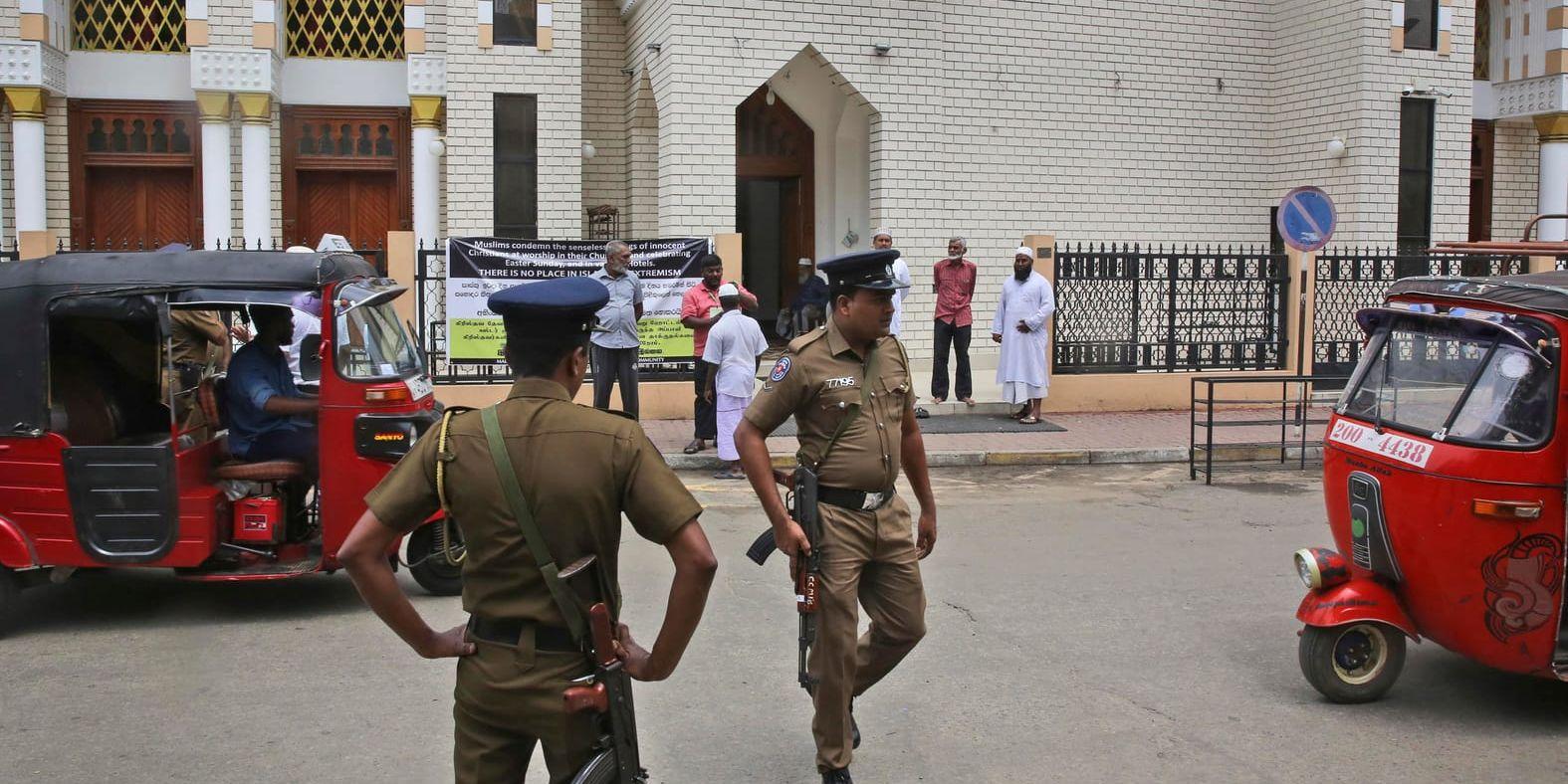 Säkerheten är förhöjd i Sri Lanka efter terrordåden. Bland annat vid landets moskéer, som pekas ut som potentiella måltavlor för hämndattacker.