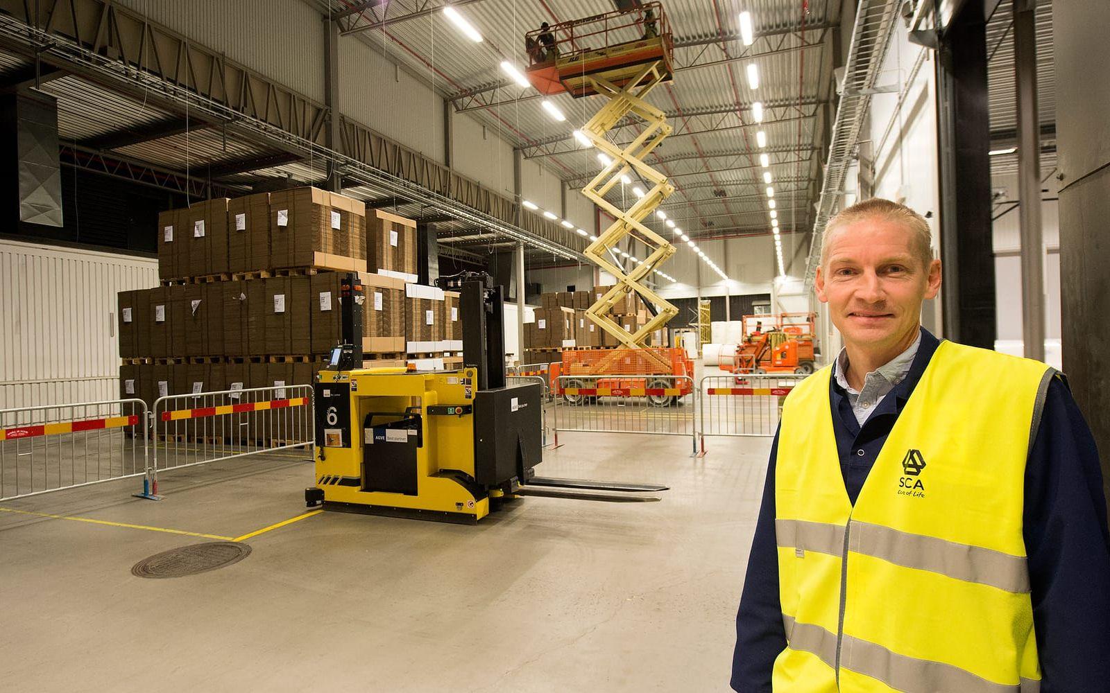 Förbereder. Fabrikschef Mattias Johansson framför den del av fabriken där nya blöjmaskinen ska installeras i vår. 15 personer ska arbeta med den och ytterligare tio ska rekryteras till Falkenberg.