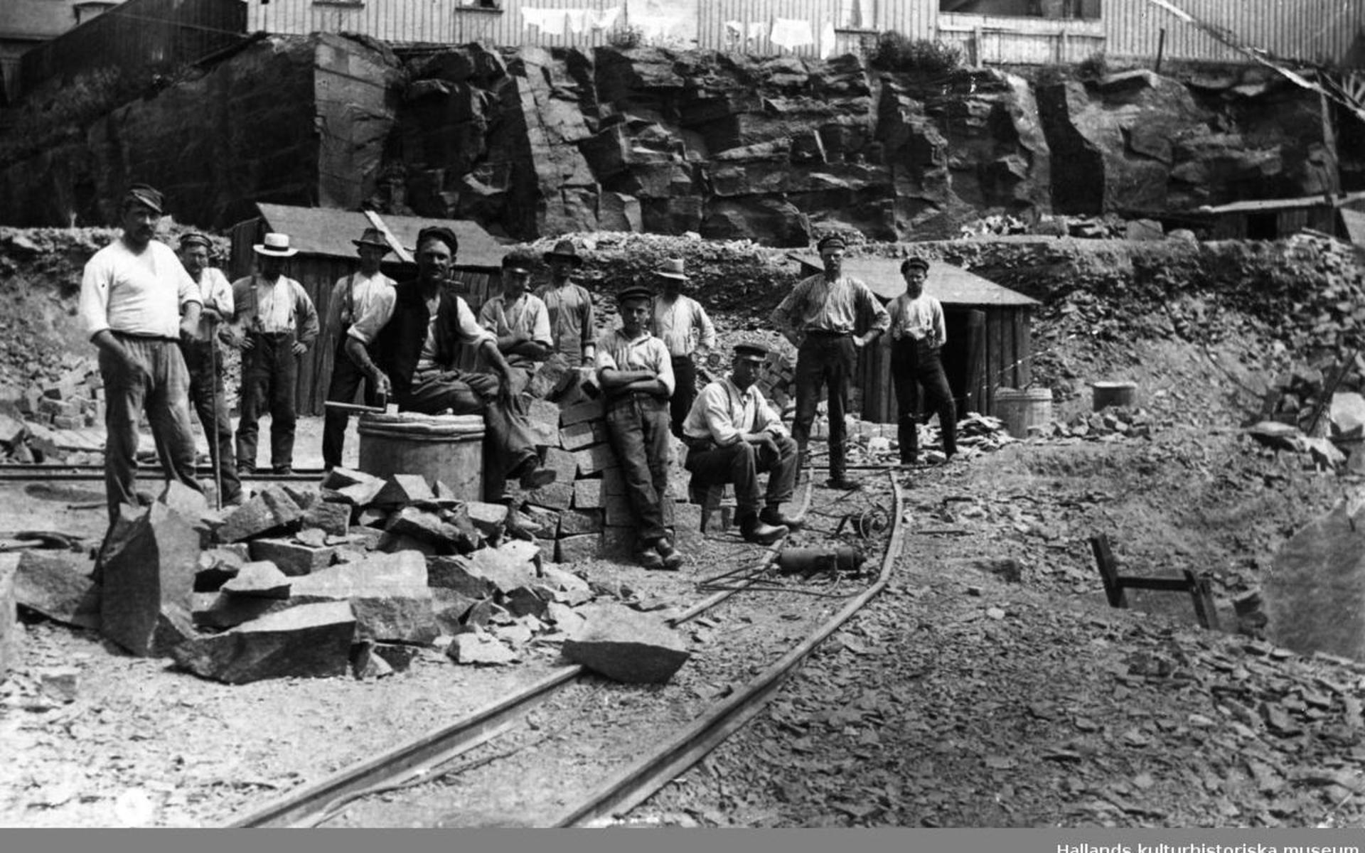 Stenhuggare i stenbrottet vid Platsarna. Bilden är från 1910-talet. Stenindustrin var som störst under 1800-talets senare decennier.