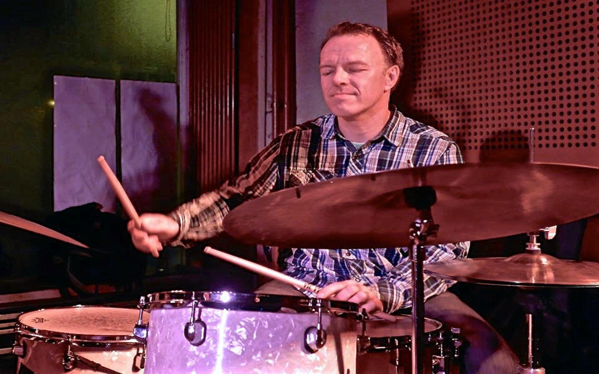 På fritiden spelar Martin Erlandsson innebandy och trummor, bland annat i två jazzband. Bild är från ett jam han i Berlin hösten 2015.