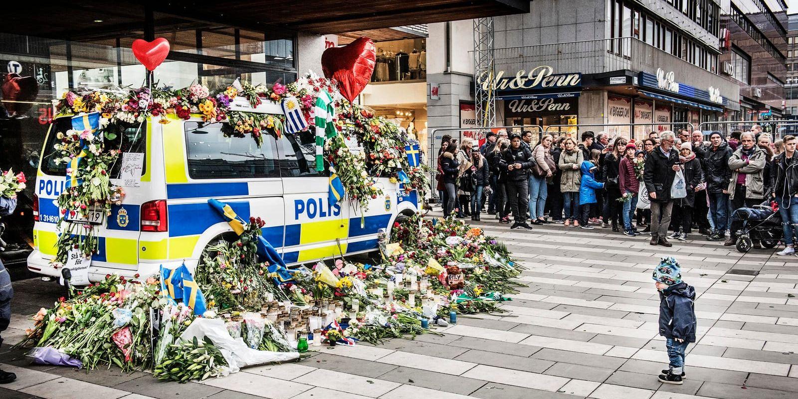 Fem människor dog i lastbilsattacken på Drottninggatan i Stockholm den 7 april. Efteråt hyllades polisen för sitt jobb i samband med attacken. Arkivbild.
