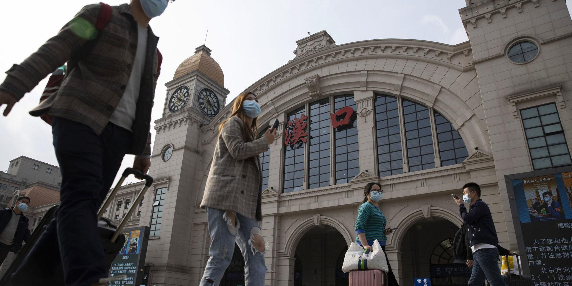 Resenärer kan åter ta sig från Wuhan sedan reseförbud hävts. Tusentals tog sig till tågstationer för de första nattågen ut från mångmiljonstaden när tågen åter rullade.