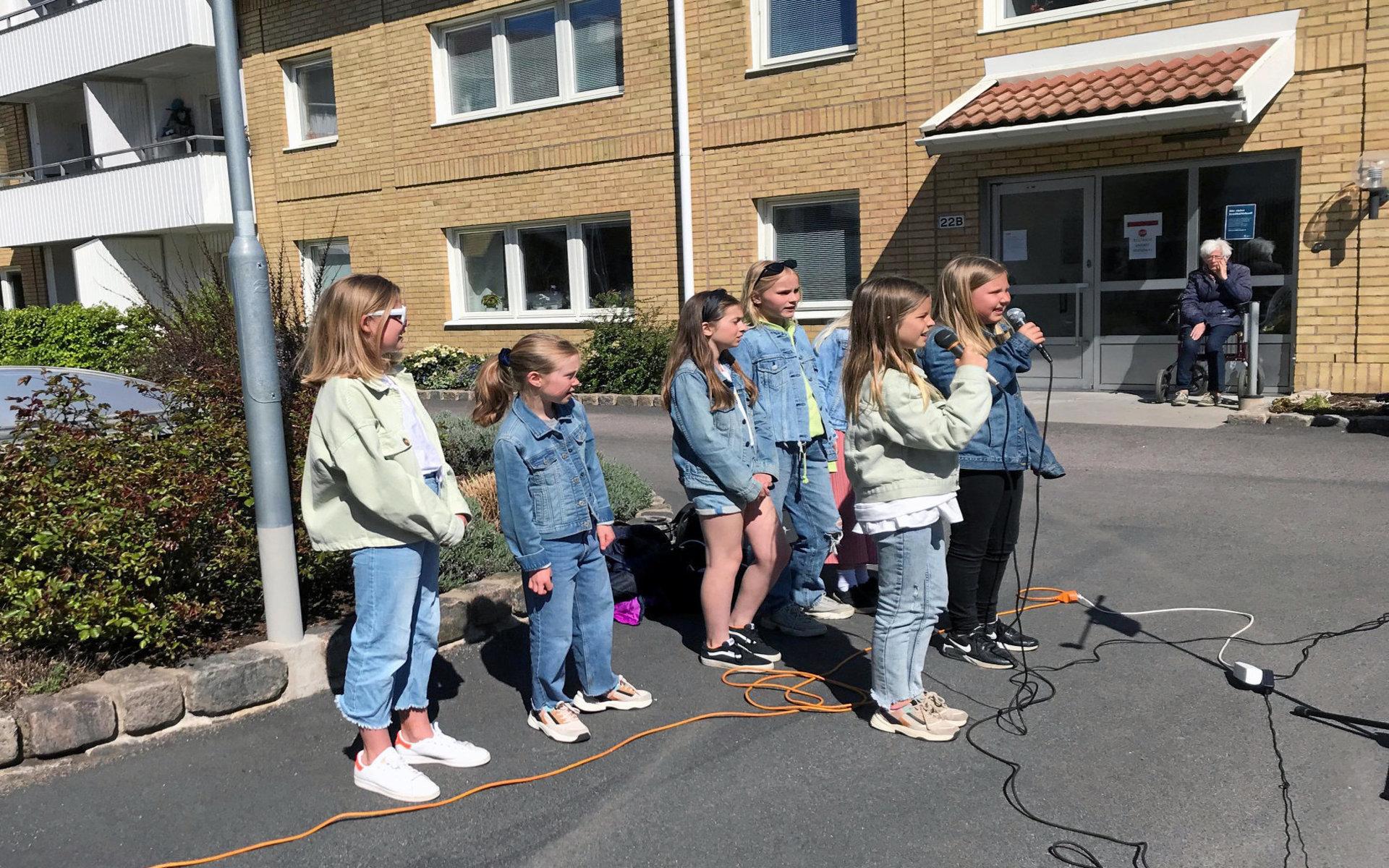 De sju tjejerna, nio till elva år gamla, uppträdde ute inför boende på Floragården och Tallgläntan.