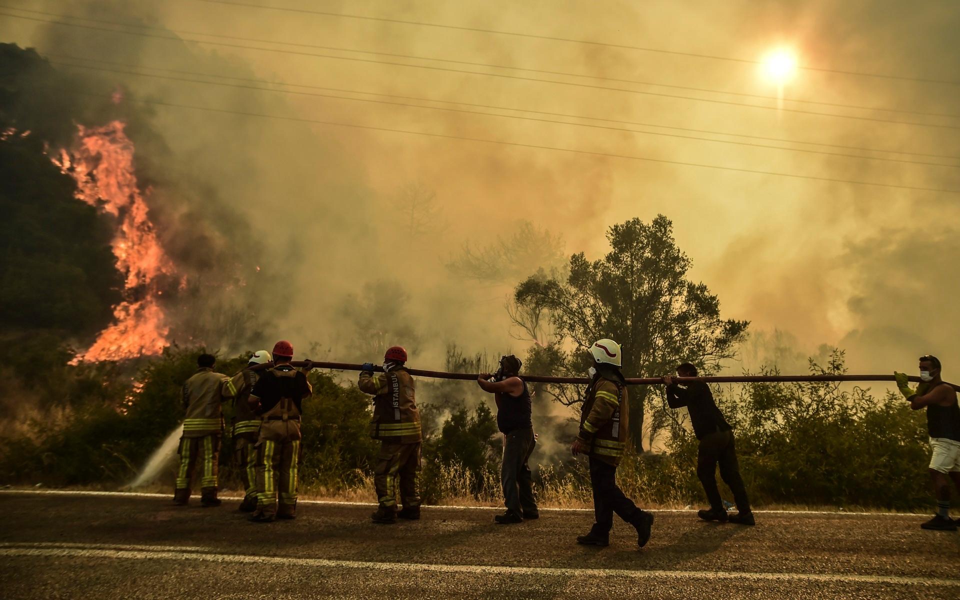 Brandmän kämpar mot eldsvåda i Hisaronu, Turkiet.
