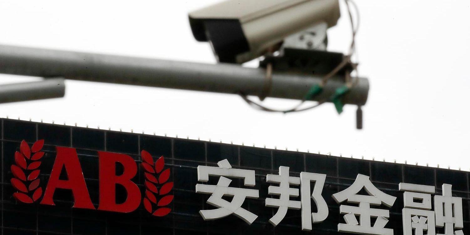 En övervakningskamera bevakar ingången till en kontorsbyggnad i Peking, Kina. 2020 ska Kinas mellan 1,3 och 1,4 miljarder stora befolkning övervakas av nära 600 miljoner övervakningskameror. Arkivbild.