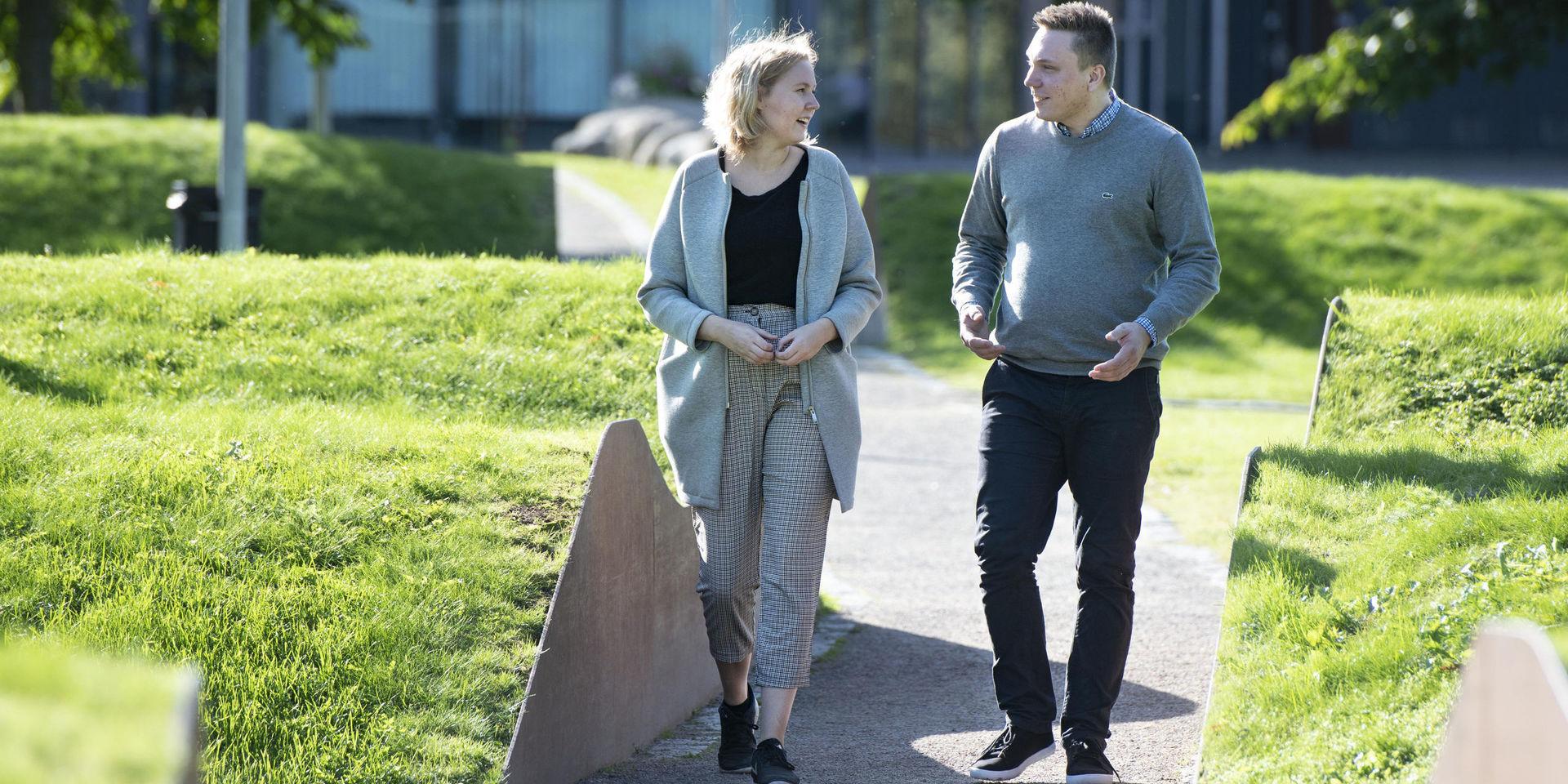 De två lärarstudenterna Lisa Källvik och Denny Jansson på universitetsområdet i Karlstad. De ser fram emot att undervisa gymnasieelever. 'Läraryrket är riktigt, riktigt kul', säger Denny Jansson.