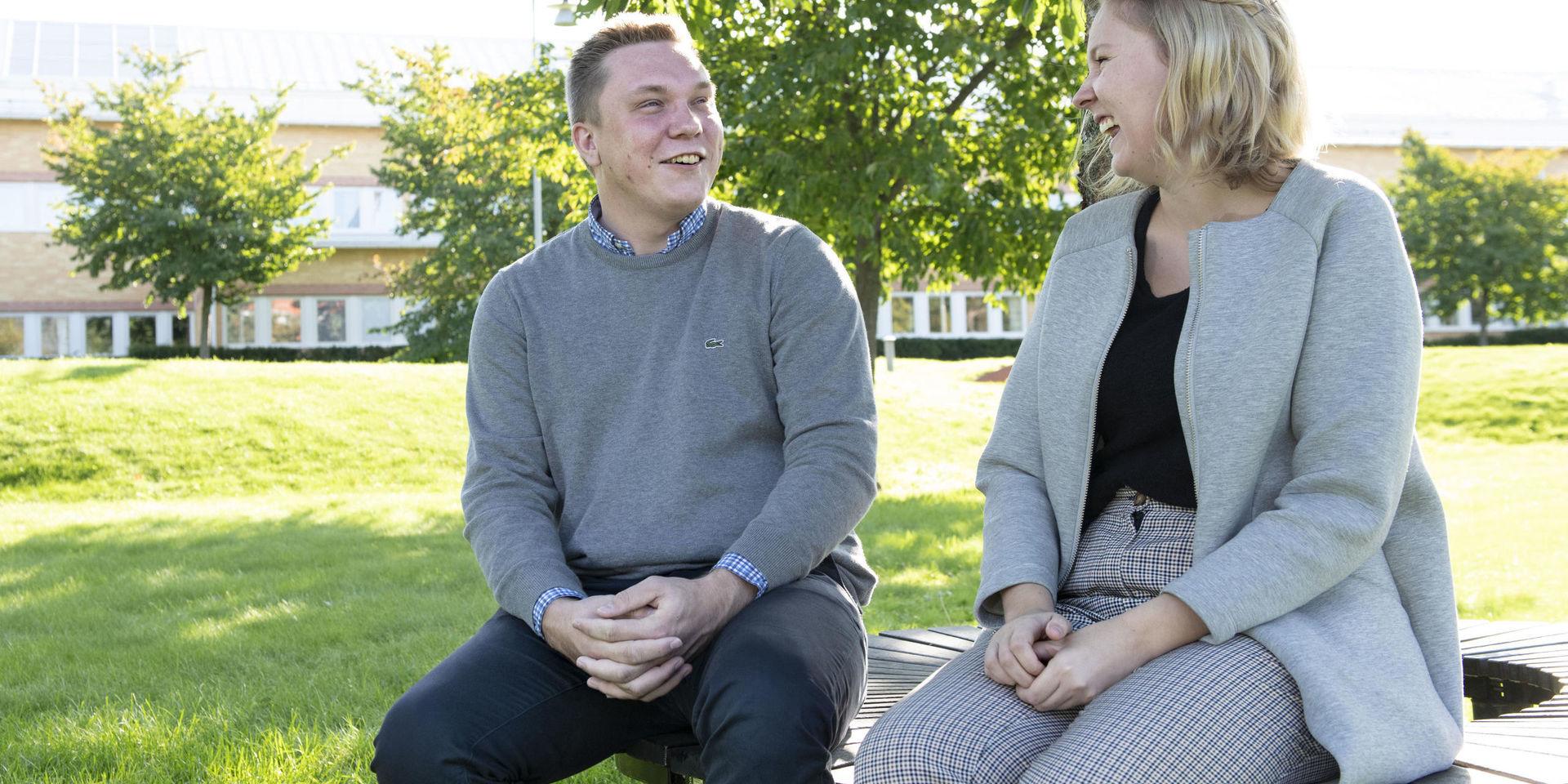 Denny Jansson och Lisa Källvik pluggar till ämneslärare på gymnasiet vid Karlstads universitet. 'Bilden av läraryrket är oförtjänt negativ. Det finns ju så mycket glädje i att möta personer som vill lära sig något', säger Denne Jansson.