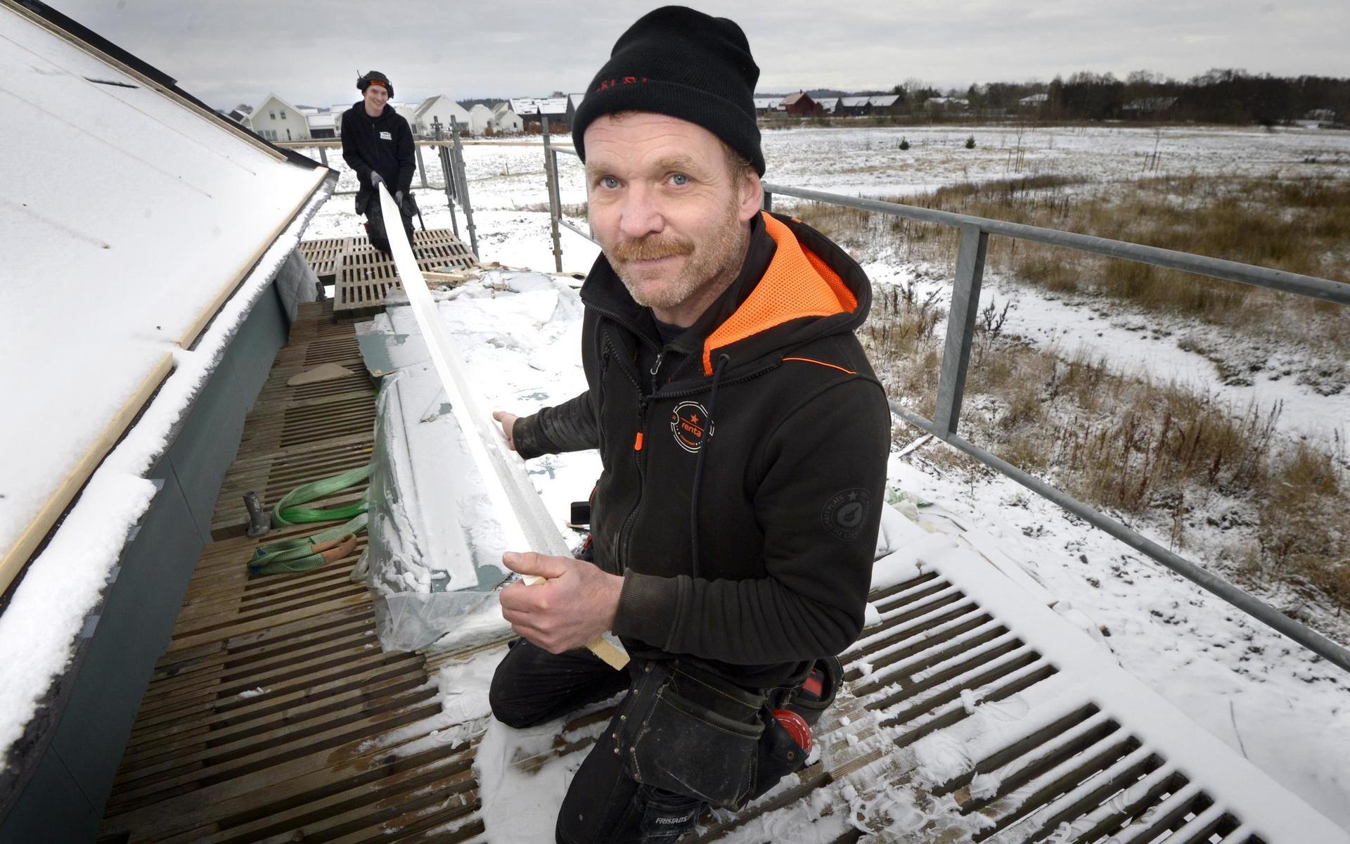 Jörgen Johansson och kollegan Erik Johansson från Micael Byggare arbetar med taket till en av villorna längs Travvägen.