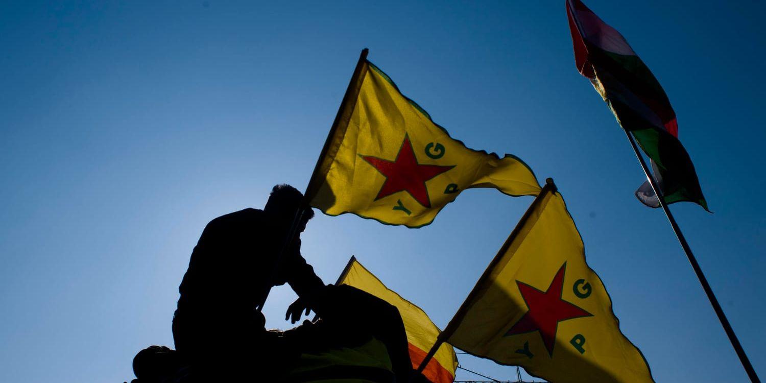 YPG-flaggor under en demonstration i Berlin den 3 mars mot Turkiets offensiv mot den kurdiska milisgruppen i Afrin i norra Syrien. Arkivbild.