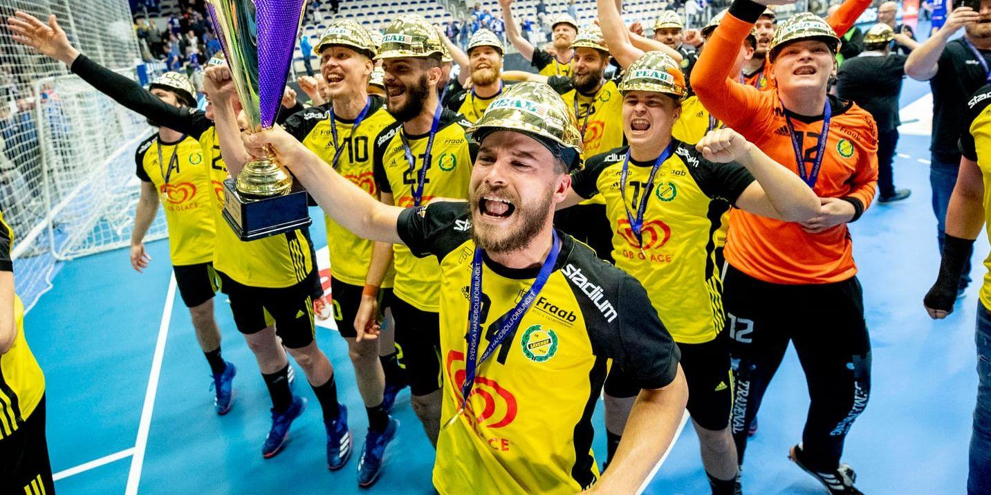 Sebastian Karlsson firar SM-guldet tillsammans med lagkamraterna i Sävehof, några timmar efter att pappa Sonny Karlsson som sportchef fått jubla över Häckens seger i fotbollens cupfinal.