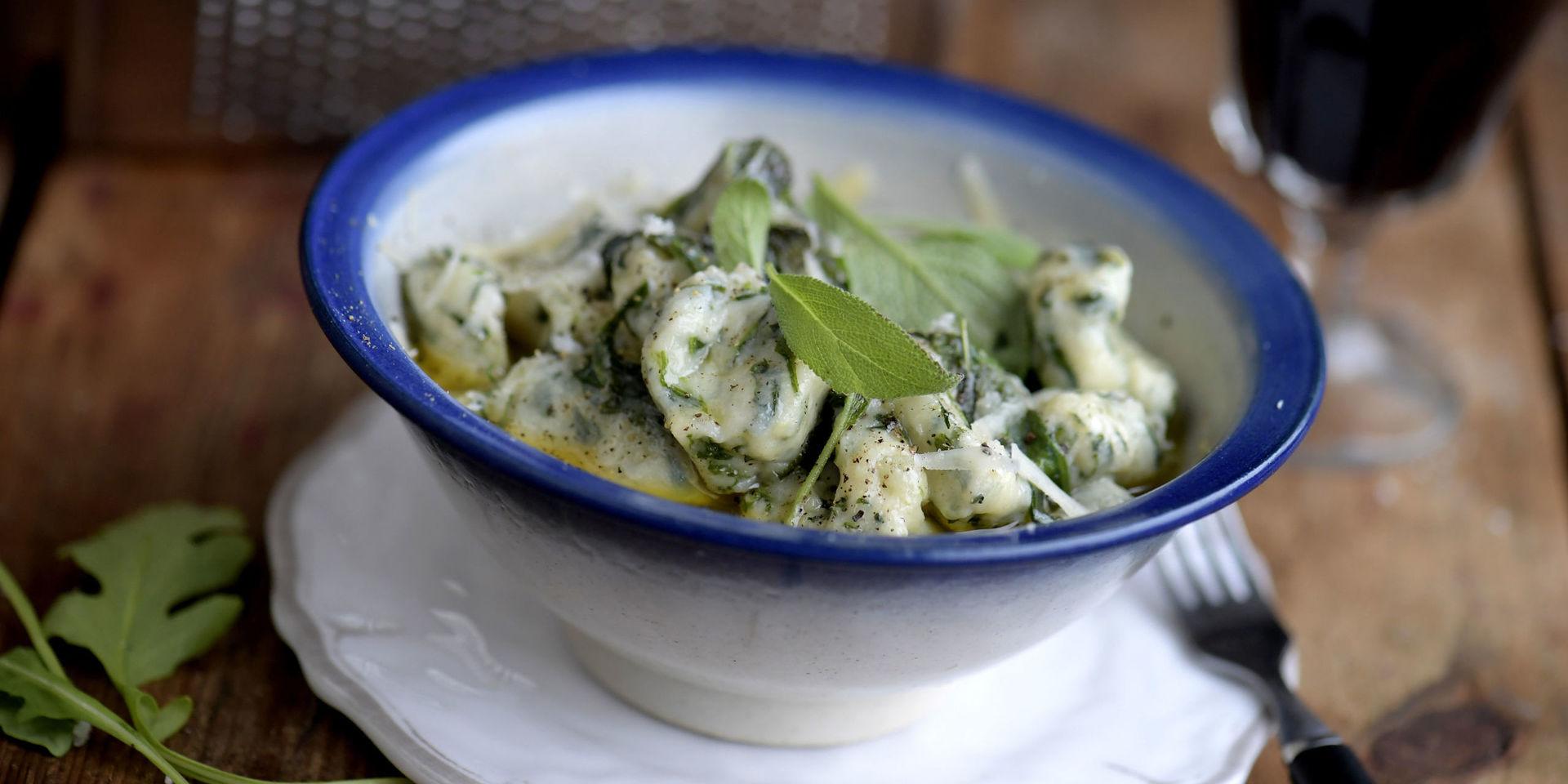 Smaksätt din egen gnocchi med grönt. Rucolagnocchi smakar till exempel finfint till salviasmör.