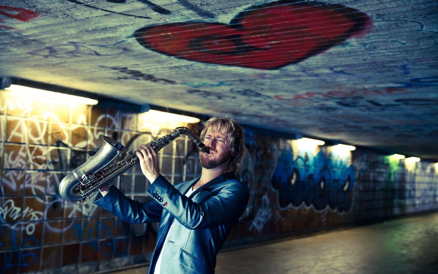 Den sjungande saxofonisten Mads Mathias har imponerat under sina tidigare konserter i Halland. Bild: Mette Kramer