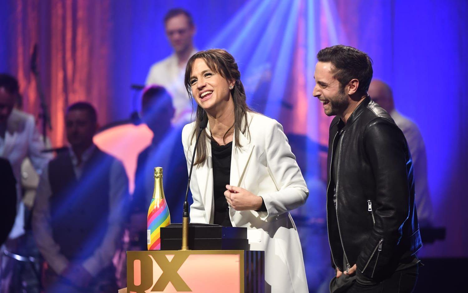 Petra Mede och Måns Zelmerlöw tar emot priset för Årets Duo för deras insats i Eurovision under QX-galan på Cirkus i Stockholm på måndagskvällen. Foto: Fredrik Sandberg / TT