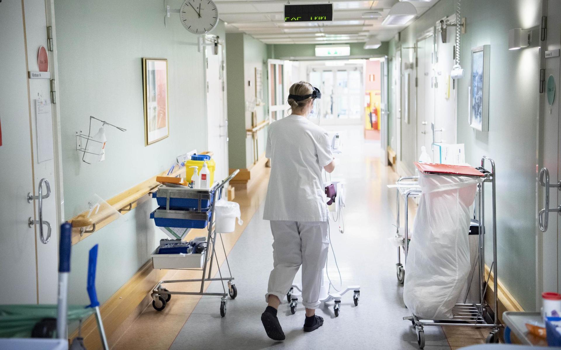 Majoriteten av covidpatienterna i Halland vårdas på det som kallas epidemiavdelning. Behöver patienten mer övervakning och intensivare vård flyttas den till IVA.