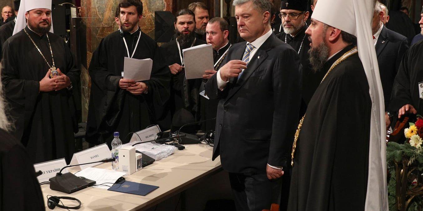 Ukrainas president Petro Porosjenko tillsammans med ärkebiskopen Jepifanij, nyutnämnd patriark för den oberoende ortodoxa kyrkan i landet.