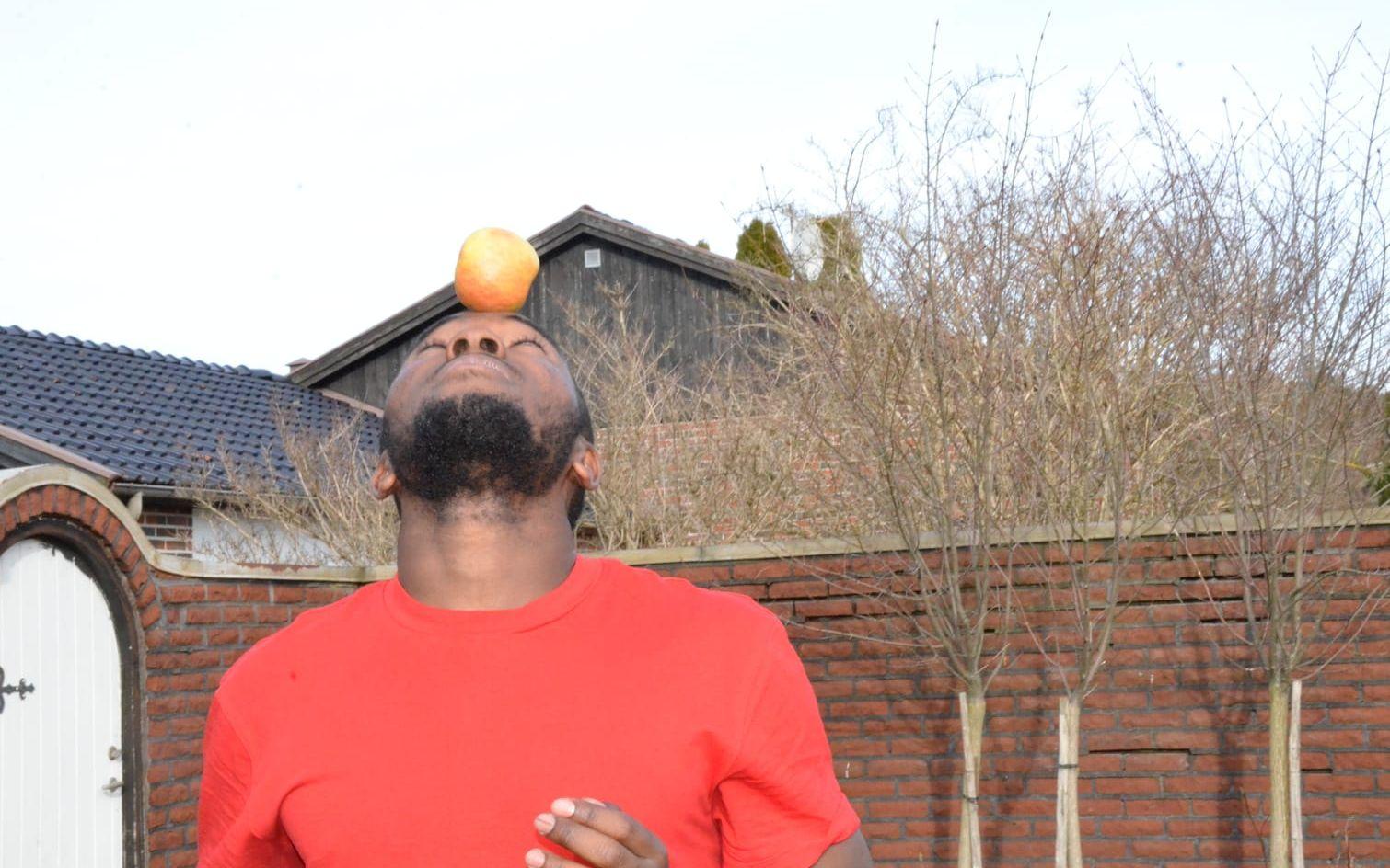 Det Zlatan kan göra med en apelsin, kan Lumala Abdu göra med ett äpple.