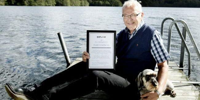 Årets Skällingebo. Evald Corneliusson har Skällingesjön och egen badplats alldeles inpå tomten. Han är numera pensionär efter mer än 30 år vid Värö Bruks sågverk. Hunden Brasse fick också vara med på bilden.